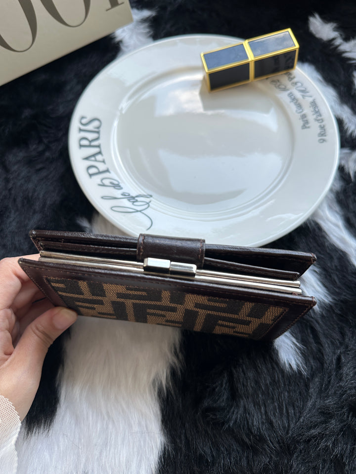 Fendi Zucca Short Wallet 🤎｜Classic FF Monogram × Compact Design × Everyday Function