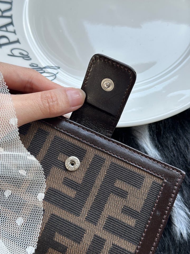 Fendi Zucca Short Wallet 🤎｜Classic FF Monogram × Compact Design × Everyday Function