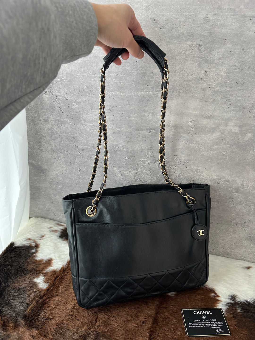 CHANEL “Black Leather Small Shoulder Tote” 🖤✨ | Lightweight, Practical & Iconic CC Tag