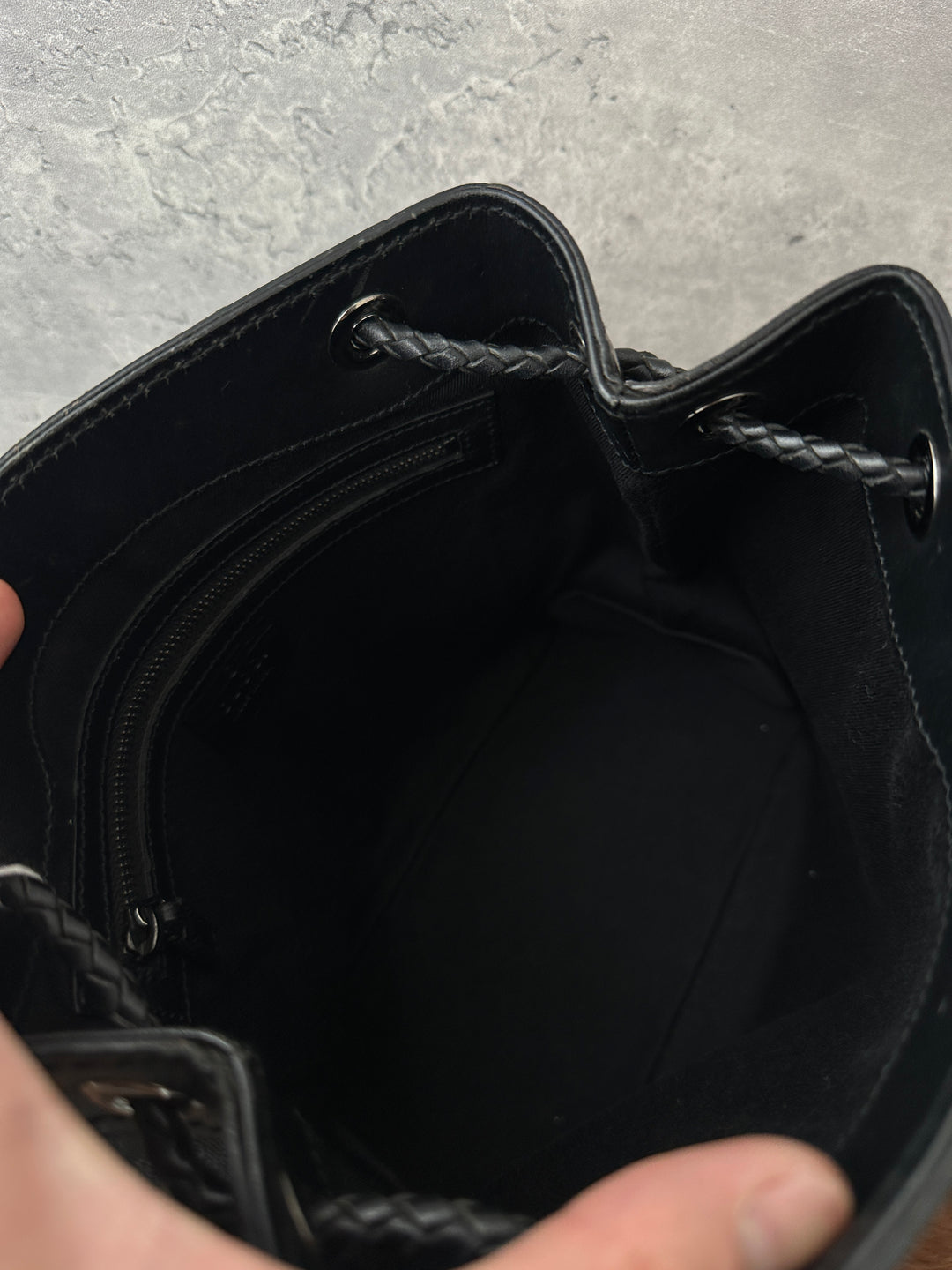 Gucci “Black GG Canvas & Leather Bucket Bag” 🖤✨ | Braided Leather Strap & Ultra-Lightweight Design