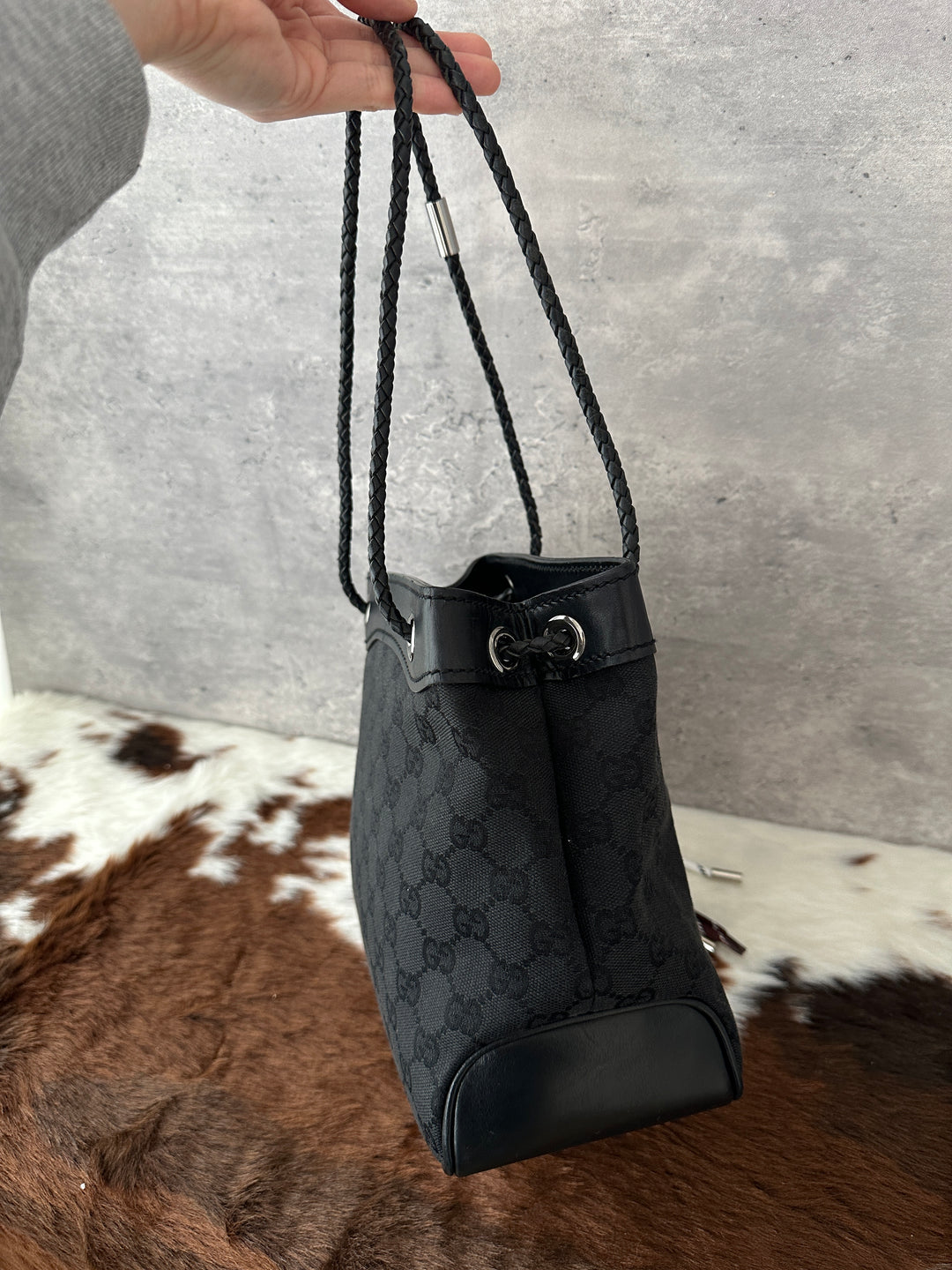 Gucci “Black GG Canvas & Leather Bucket Bag” 🖤✨ | Braided Leather Strap & Ultra-Lightweight Design