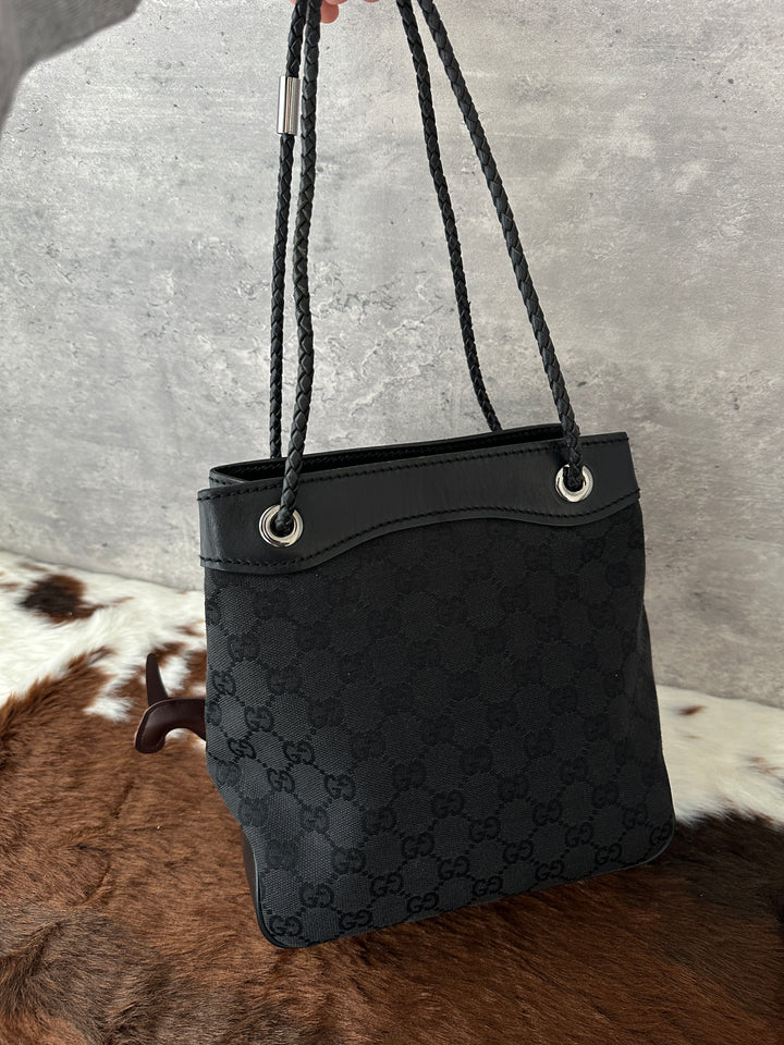 Gucci “Black GG Canvas & Leather Bucket Bag” 🖤✨ | Braided Leather Strap & Ultra-Lightweight Design