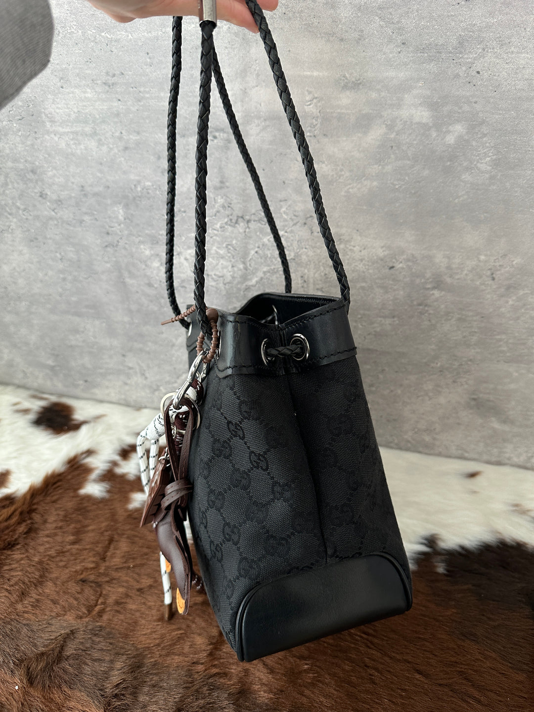 Gucci “Black GG Canvas & Leather Bucket Bag” 🖤✨ | Braided Leather Strap & Ultra-Lightweight Design