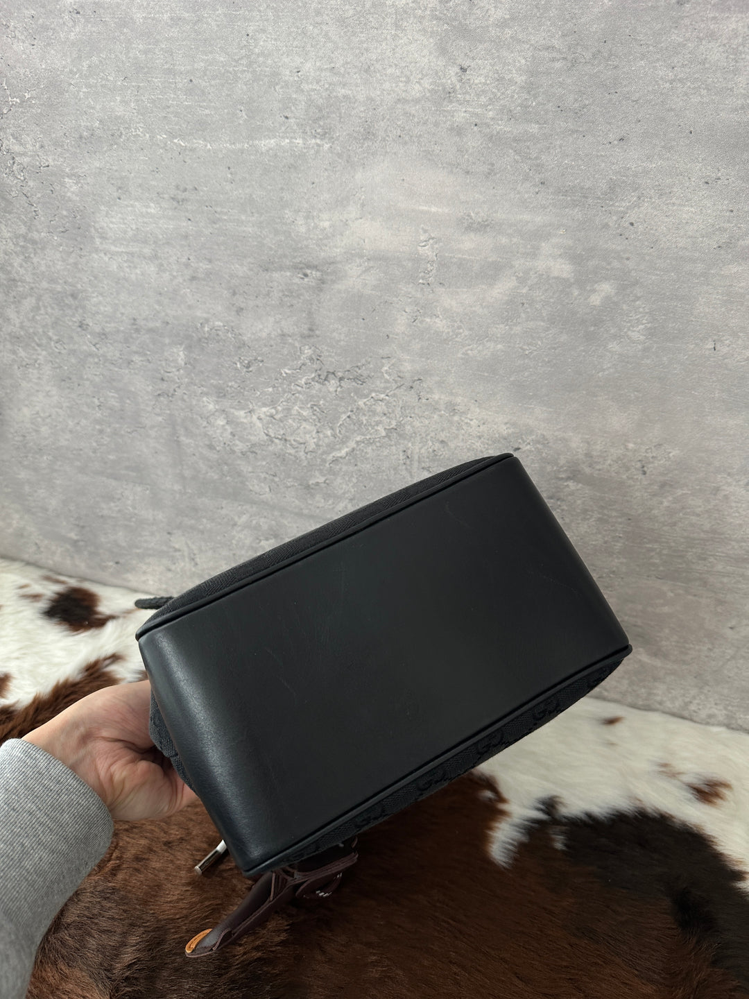 Gucci “Black GG Canvas & Leather Bucket Bag” 🖤✨ | Braided Leather Strap & Ultra-Lightweight Design