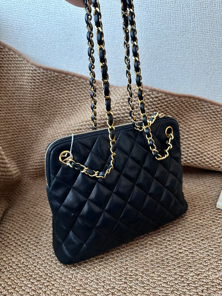 CHANEL Lambskin Mini Shell Bag｜Gold CC Tag × Double-Sided Zipper Pull 🖤 Rare & Adorable