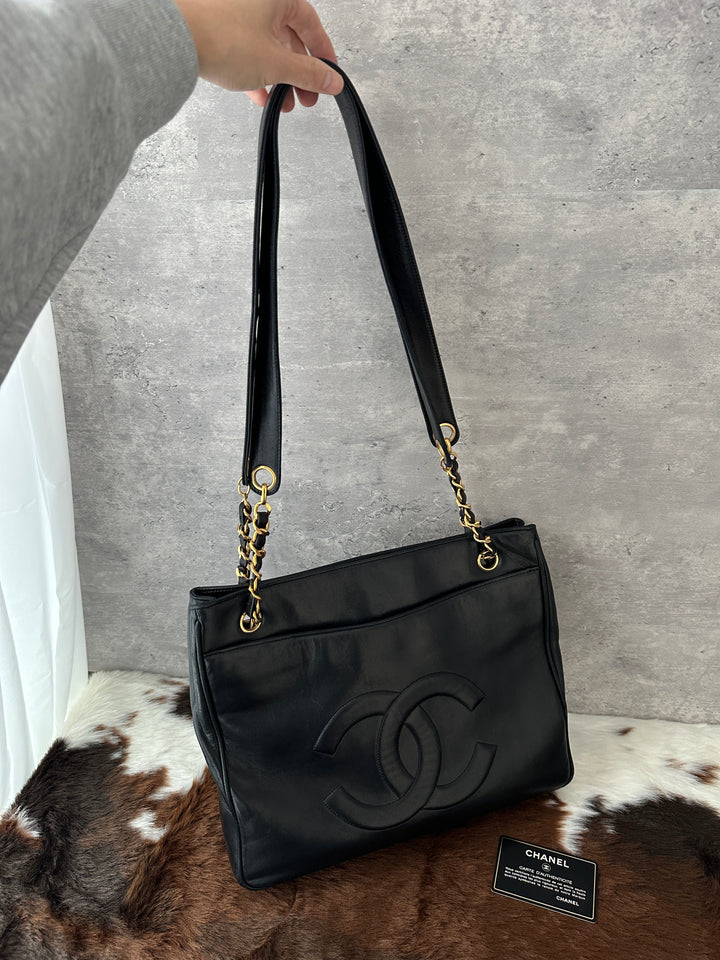 Chanel “Classic Wide-Strap Shoulder Tote” 🖤✨ | Comfortable Leather-Strap Chain & Laptop-Friendly Size