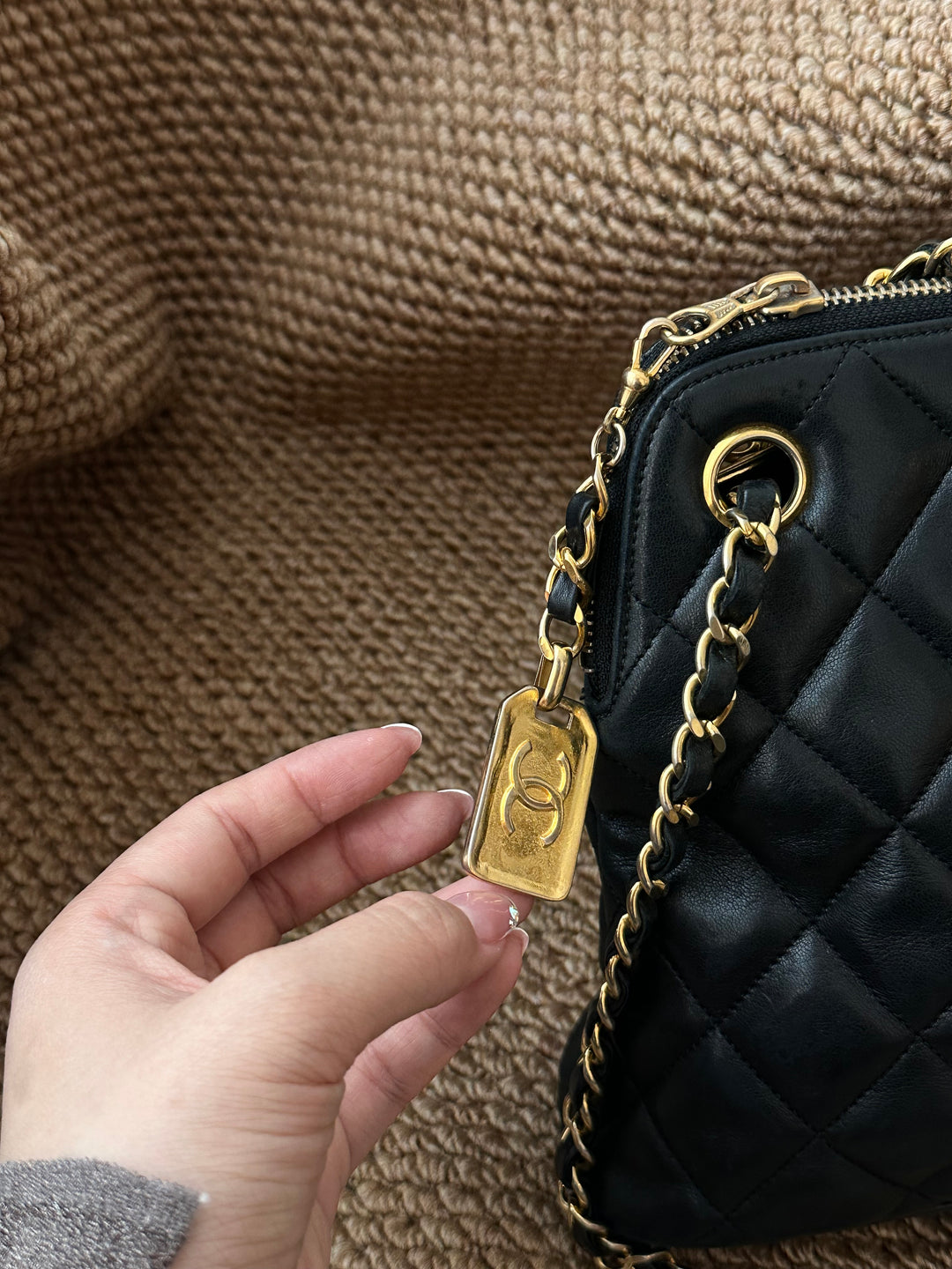 CHANEL Lambskin Mini Shell Bag｜Gold CC Tag × Double-Sided Zipper Pull 🖤 Rare & Adorable