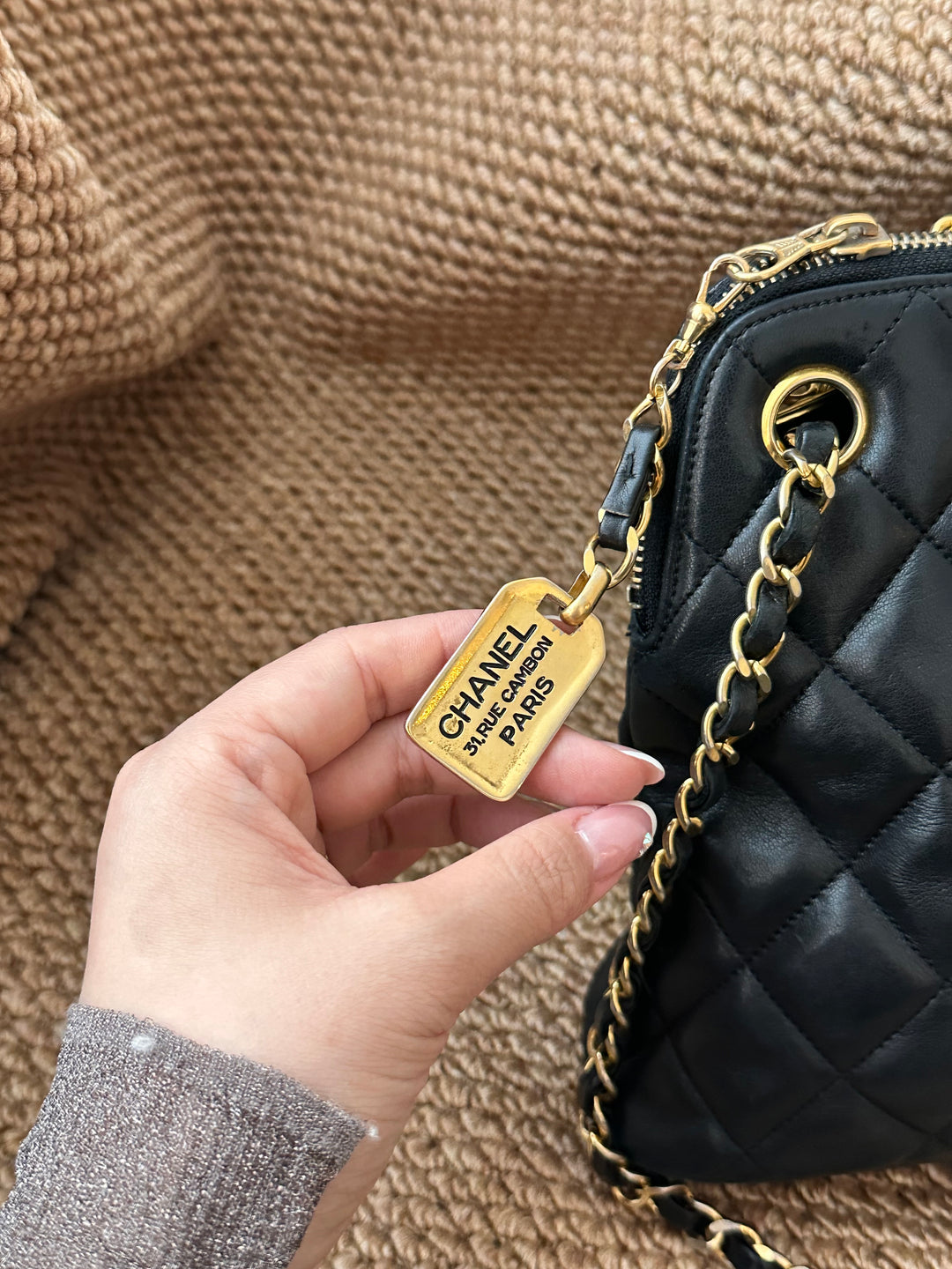 CHANEL Lambskin Mini Shell Bag｜Gold CC Tag × Double-Sided Zipper Pull 🖤 Rare & Adorable