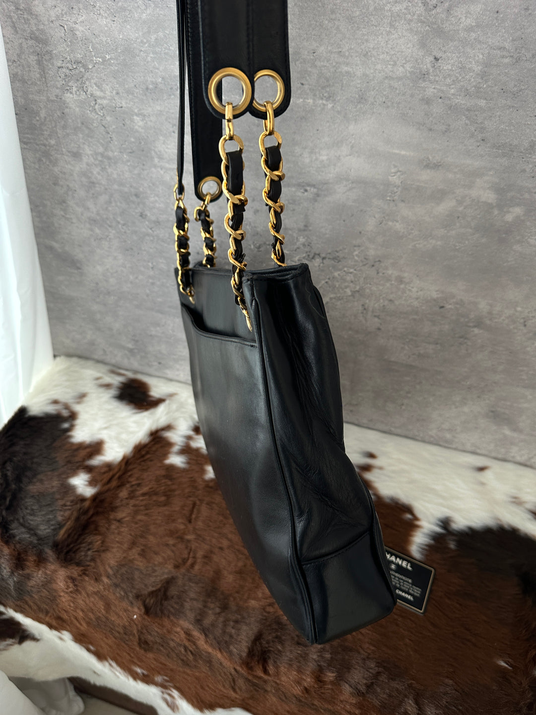 Chanel “Classic Wide-Strap Shoulder Tote” 🖤✨ | Comfortable Leather-Strap Chain & Laptop-Friendly Size