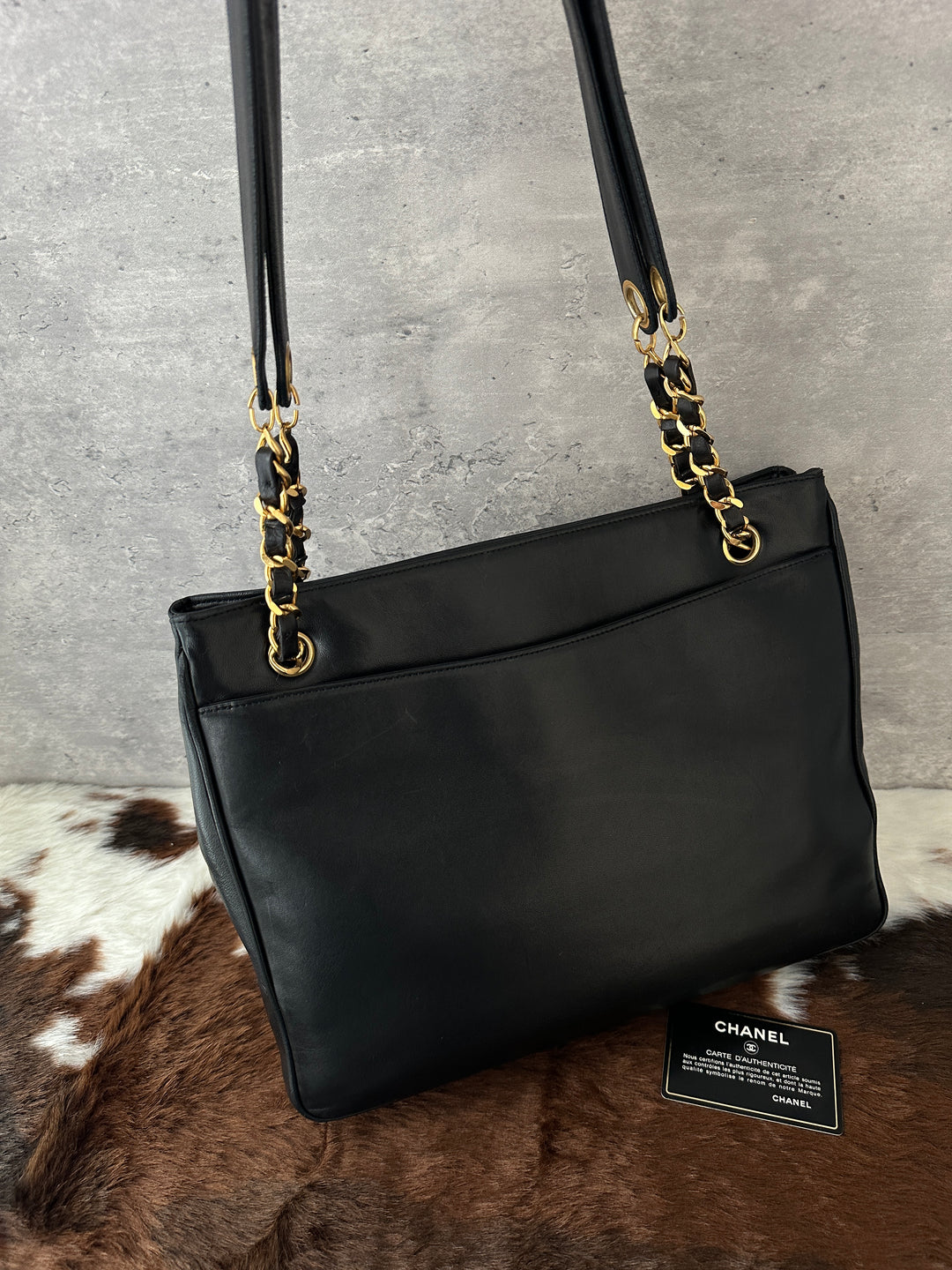 Chanel “Classic Wide-Strap Shoulder Tote” 🖤✨ | Comfortable Leather-Strap Chain & Laptop-Friendly Size