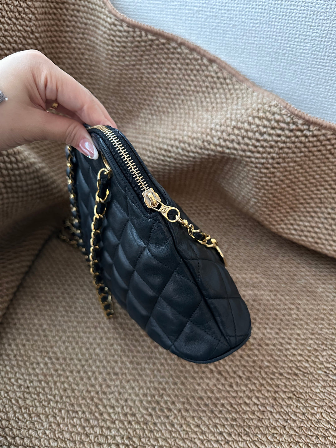 CHANEL Lambskin Mini Shell Bag｜Gold CC Tag × Double-Sided Zipper Pull 🖤 Rare & Adorable