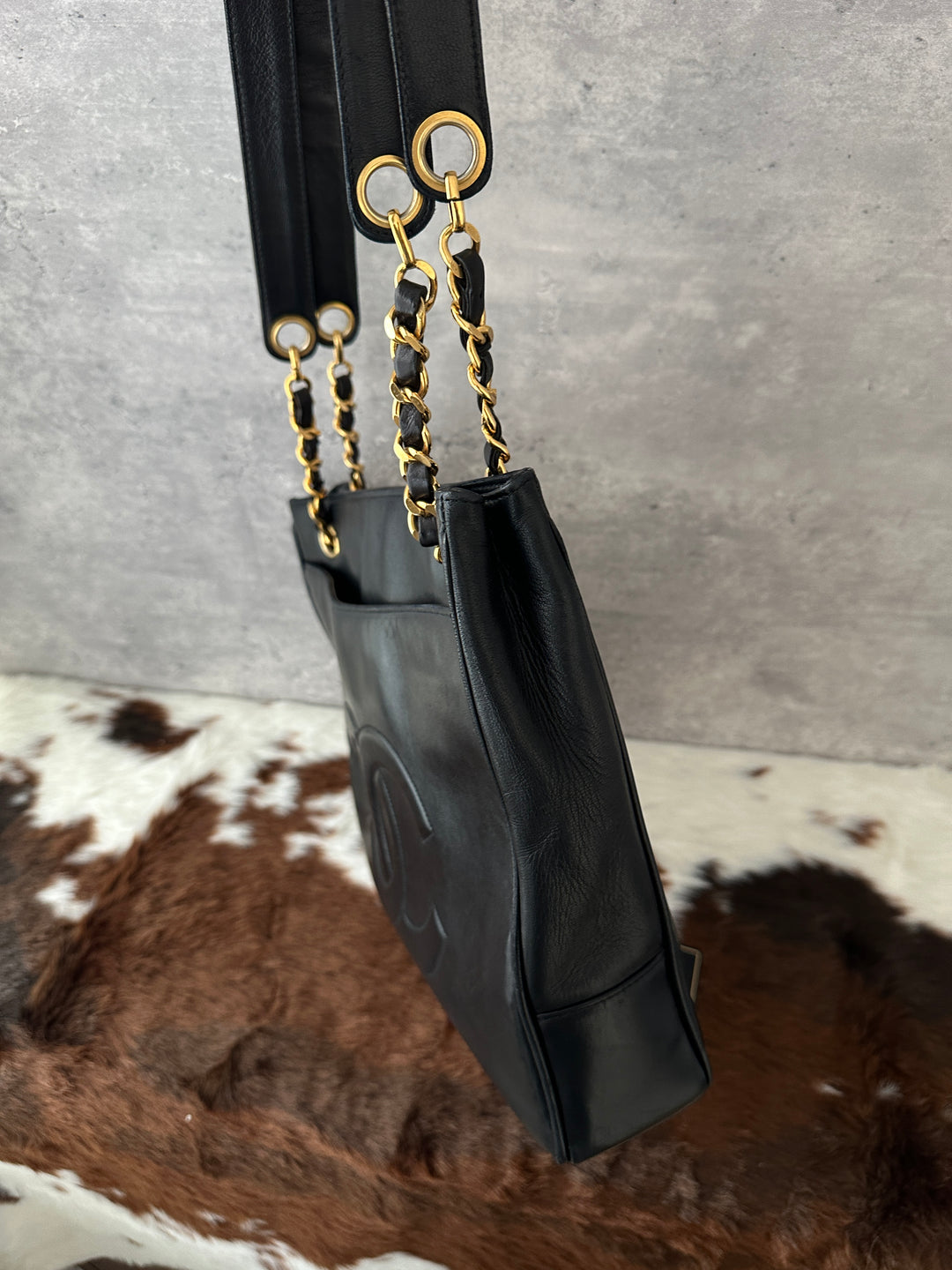 Chanel “Classic Wide-Strap Shoulder Tote” 🖤✨ | Comfortable Leather-Strap Chain & Laptop-Friendly Size