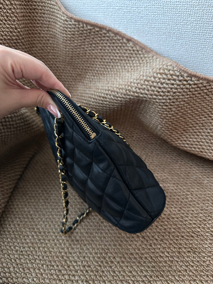 CHANEL Lambskin Mini Shell Bag｜Gold CC Tag × Double-Sided Zipper Pull 🖤 Rare & Adorable