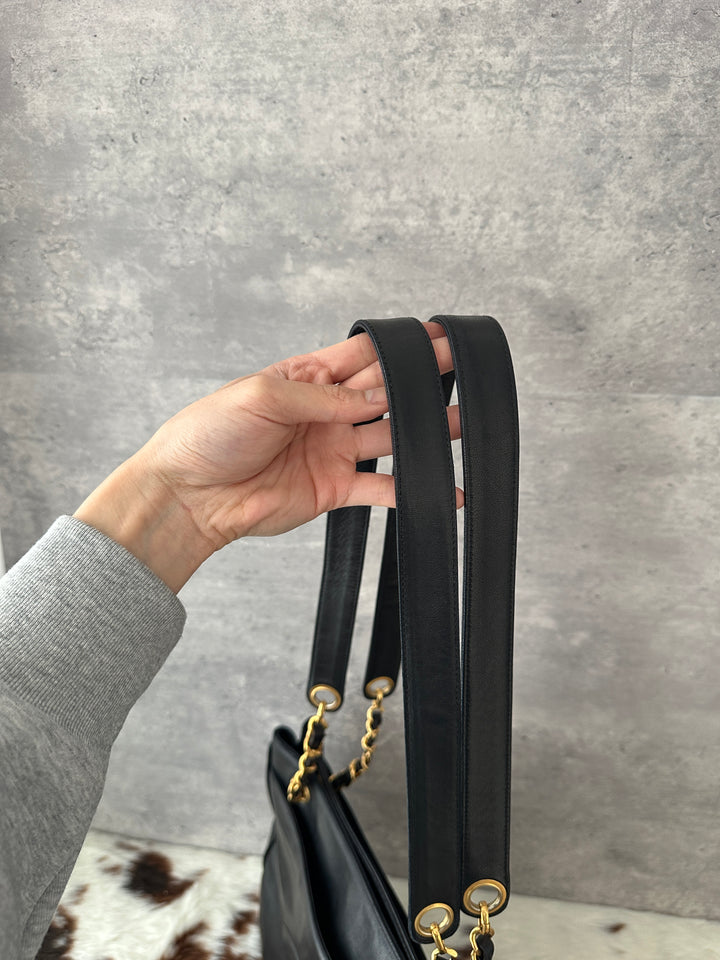 Chanel “Classic Wide-Strap Shoulder Tote” 🖤✨ | Comfortable Leather-Strap Chain & Laptop-Friendly Size