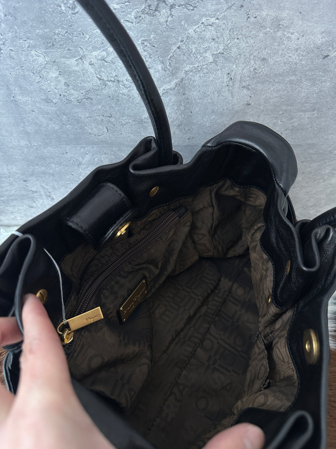 Ferragamo “Vintage Horseshoe Buckle Hobo” 🖤✨ | Soft Calf Leather & Iconic Gancini Detail