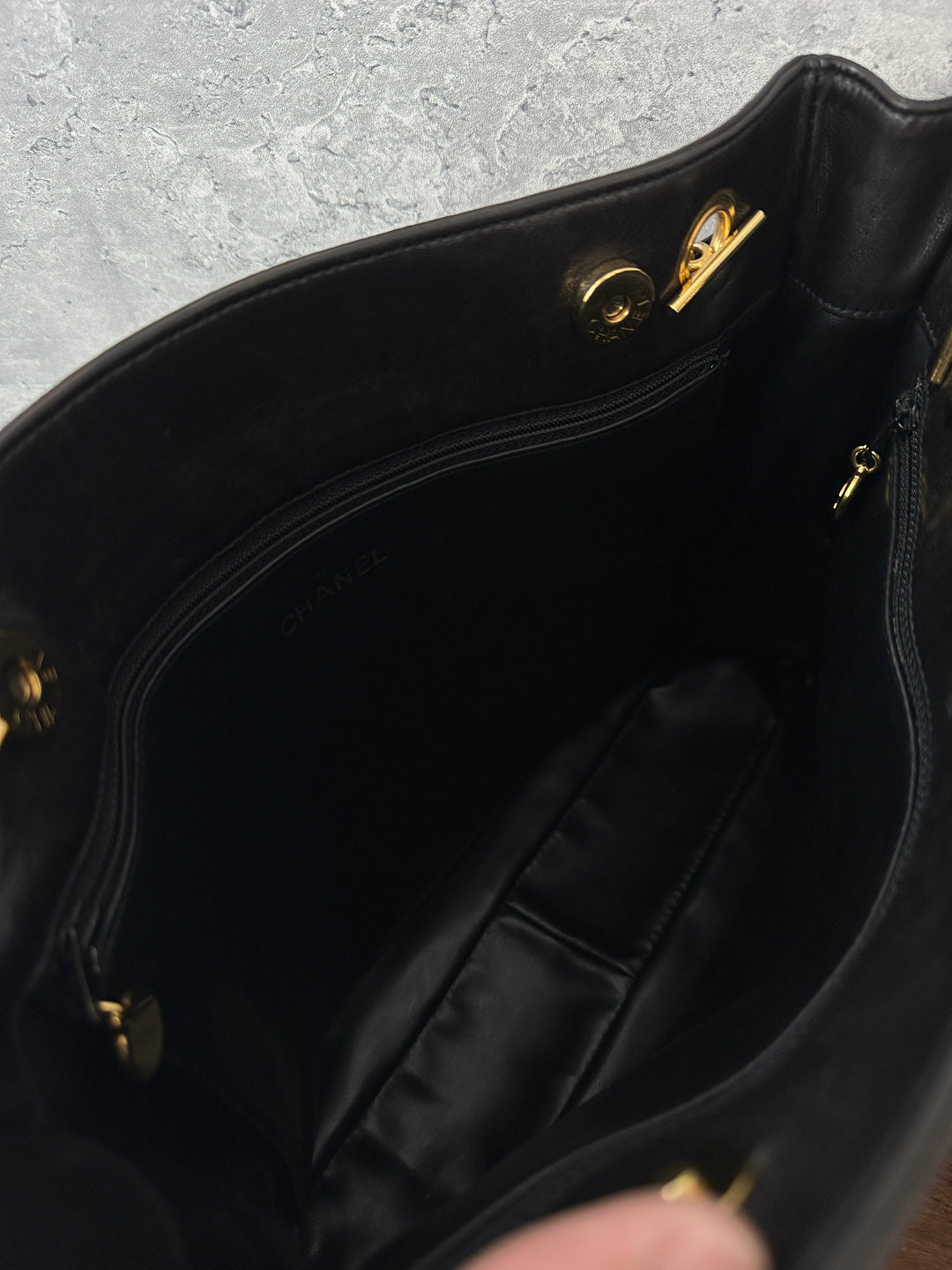 Chanel “Double-CC Turn-Lock Shoulder Tote” 🖤✨ | Wide Leather Straps, Dual CC Logos & Laptop-Friendly Size