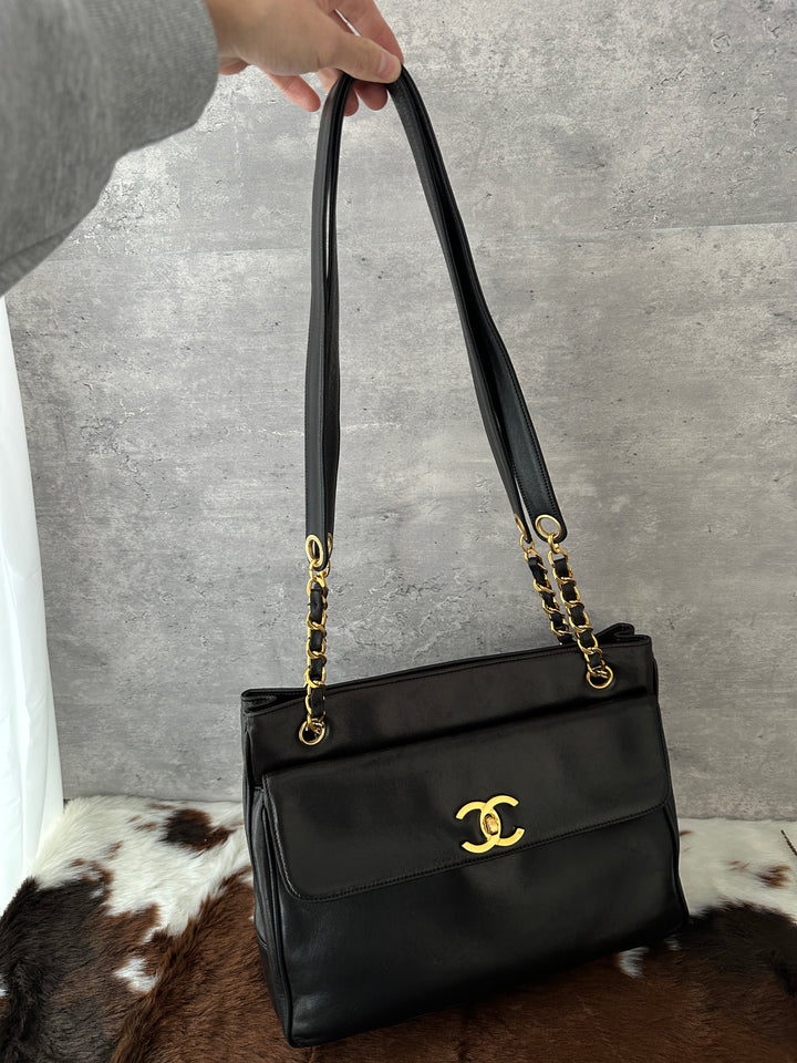 Chanel “Double-CC Turn-Lock Shoulder Tote” 🖤✨ | Wide Leather Straps, Dual CC Logos & Laptop-Friendly Size