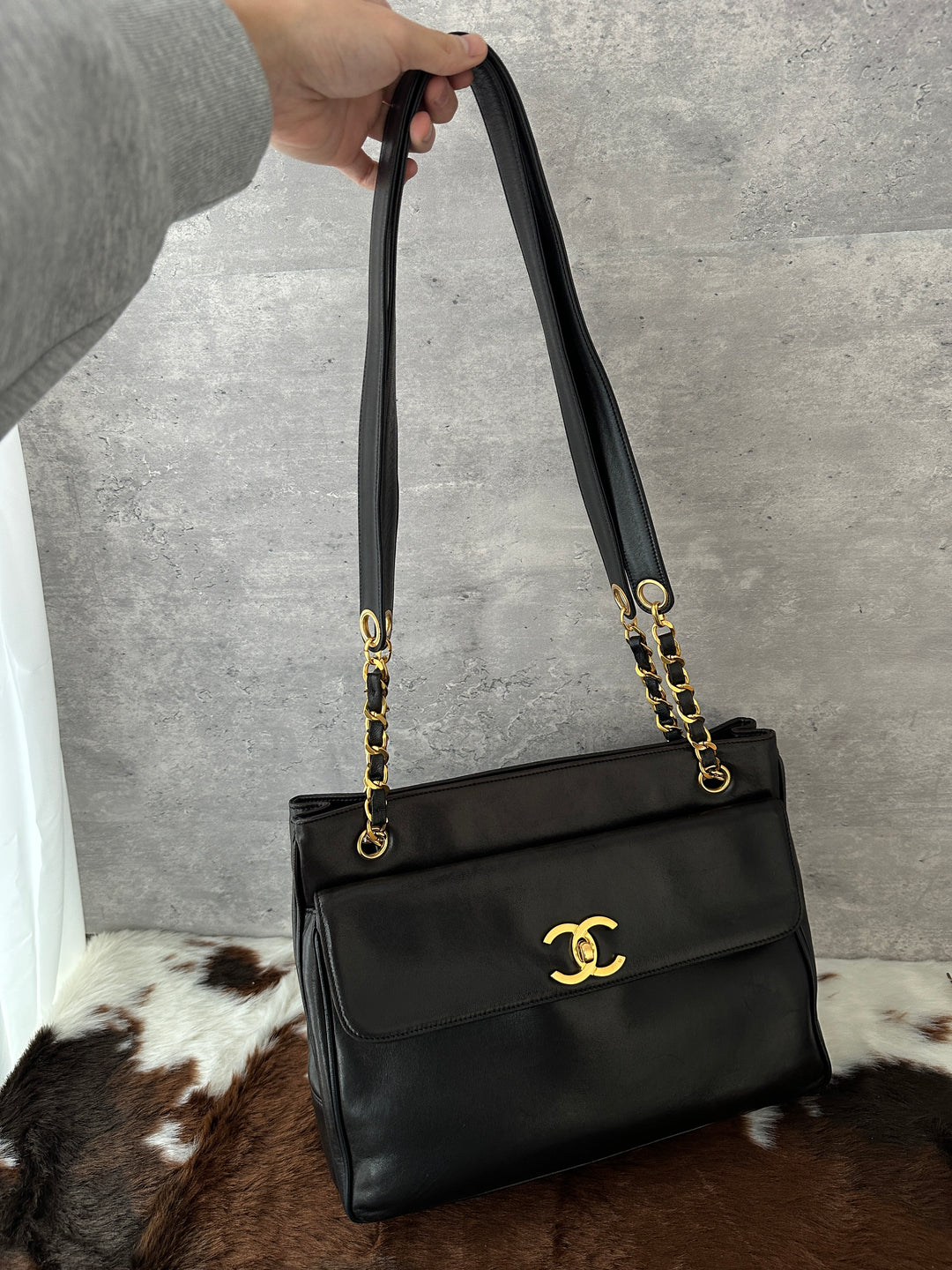Chanel “Double-CC Turn-Lock Shoulder Tote” 🖤✨ | Wide Leather Straps, Dual CC Logos & Laptop-Friendly Size