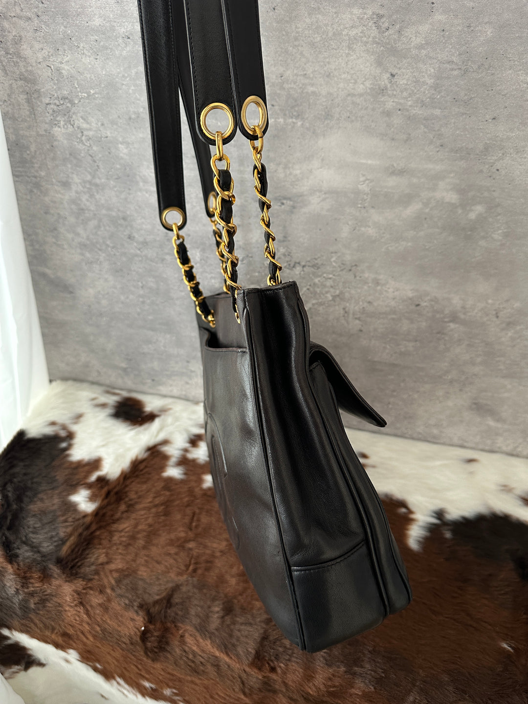 Chanel “Double-CC Turn-Lock Shoulder Tote” 🖤✨ | Wide Leather Straps, Dual CC Logos & Laptop-Friendly Size