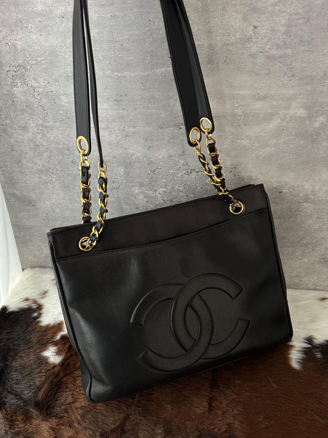 Chanel “Double-CC Turn-Lock Shoulder Tote” 🖤✨ | Wide Leather Straps, Dual CC Logos & Laptop-Friendly Size