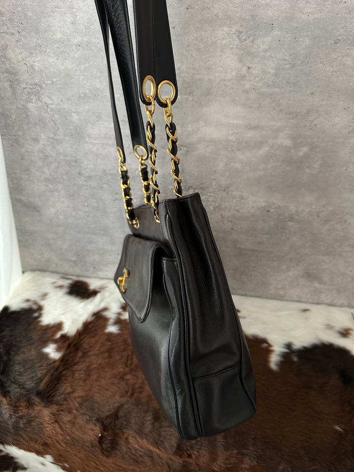 Chanel “Double-CC Turn-Lock Shoulder Tote” 🖤✨ | Wide Leather Straps, Dual CC Logos & Laptop-Friendly Size