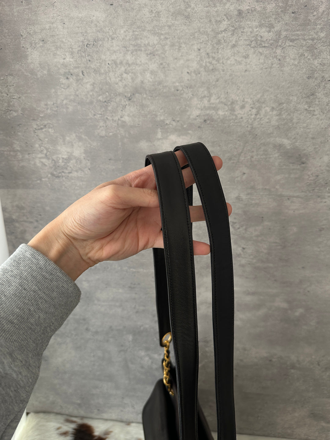 Chanel “Double-CC Turn-Lock Shoulder Tote” 🖤✨ | Wide Leather Straps, Dual CC Logos & Laptop-Friendly Size