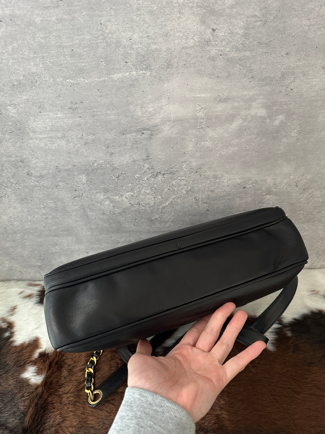 Chanel “Double-CC Turn-Lock Shoulder Tote” 🖤✨ | Wide Leather Straps, Dual CC Logos & Laptop-Friendly Size