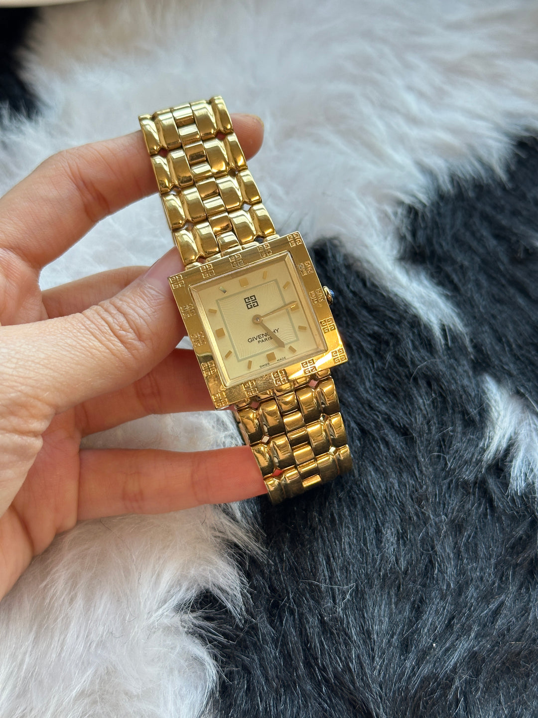 Givenchy Vintage Square Watch ✨｜Logo-Engraved Bezel × Full Gold-Tone Design × Statement Bracelet