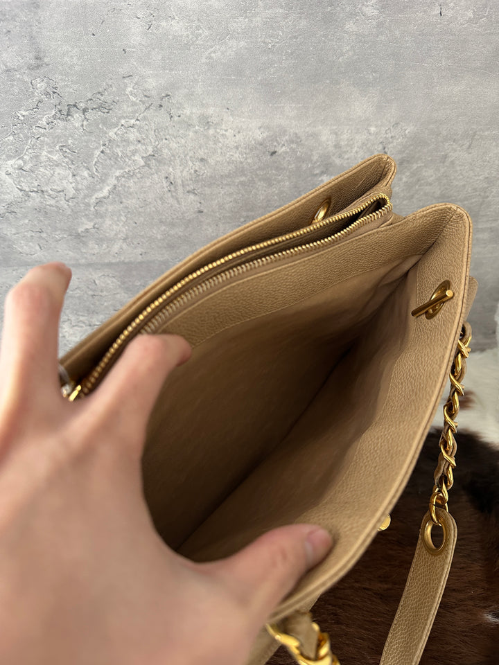 Chanel “Milk Tea Lizard-Grain Shoulder Bag with Gold Ball Charm” ✨🤎 | Cozy Autumn Tone & Ultra-Durable Caviar Leather