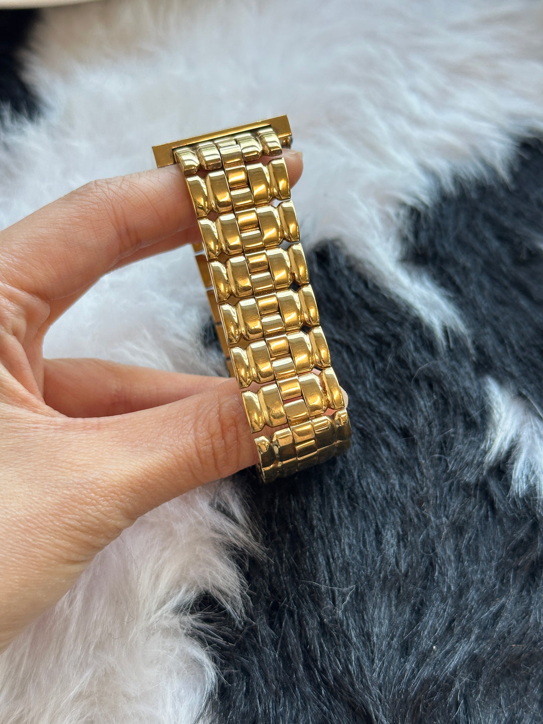 Givenchy Vintage Square Watch ✨｜Logo-Engraved Bezel × Full Gold-Tone Design × Statement Bracelet