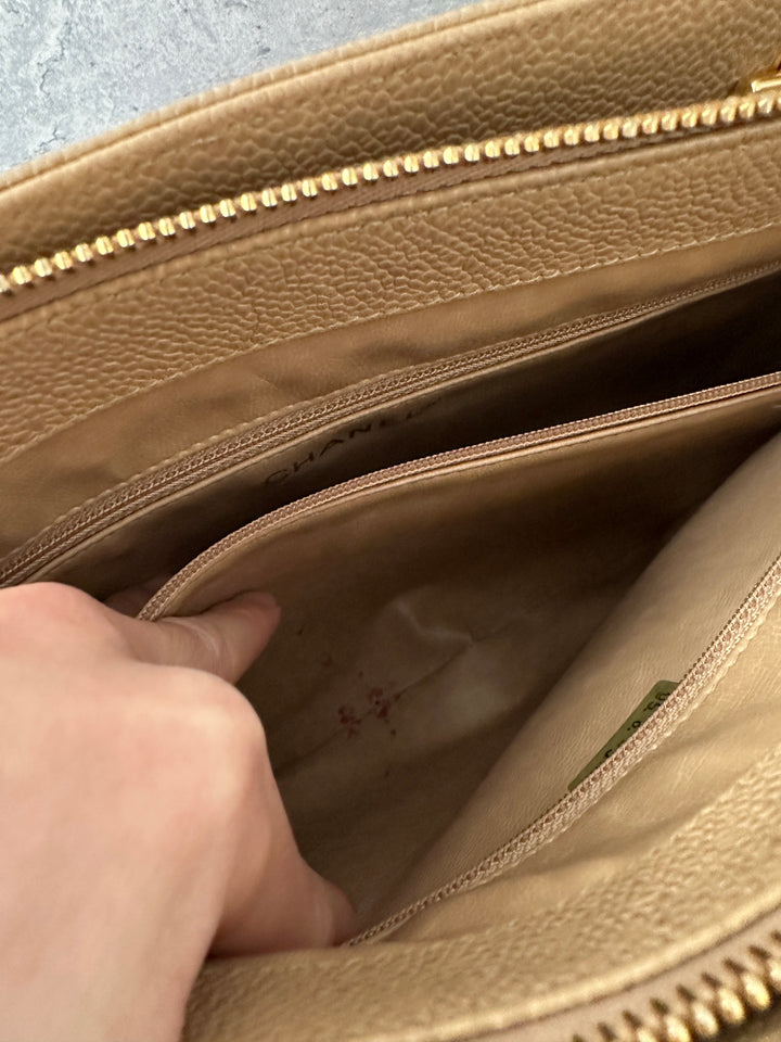 Chanel “Milk Tea Lizard-Grain Shoulder Bag with Gold Ball Charm” ✨🤎 | Cozy Autumn Tone & Ultra-Durable Caviar Leather