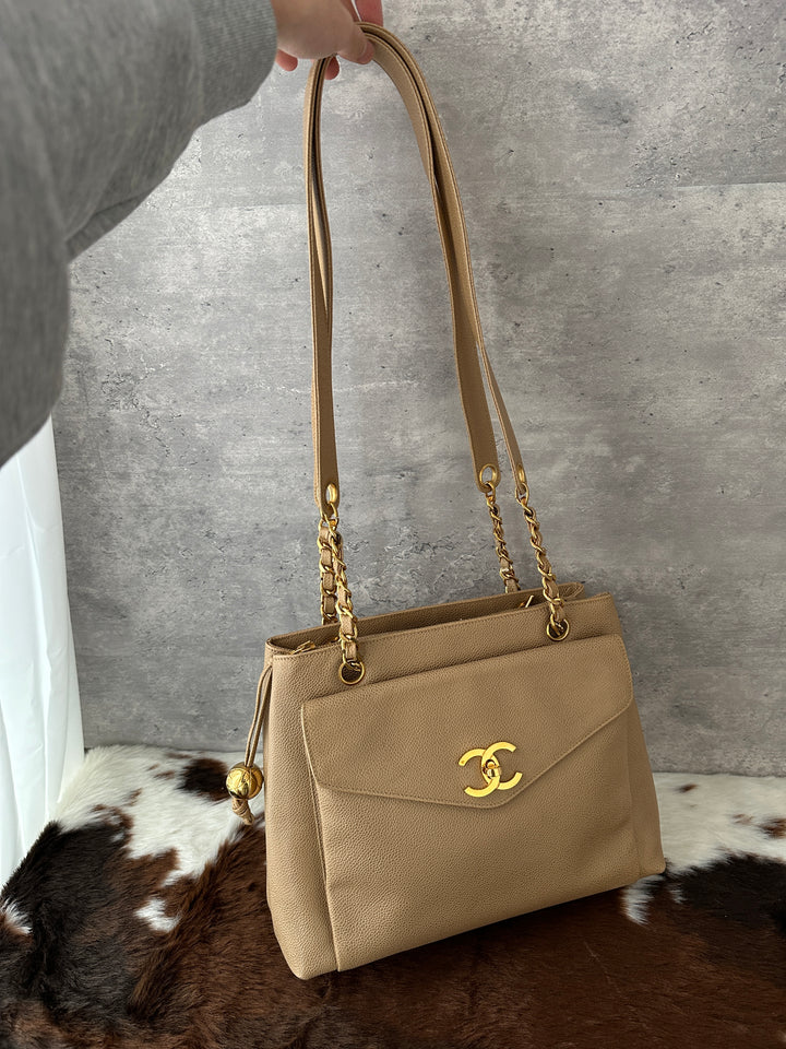 Chanel “Milk Tea Lizard-Grain Shoulder Bag with Gold Ball Charm” ✨🤎 | Cozy Autumn Tone & Ultra-Durable Caviar Leather