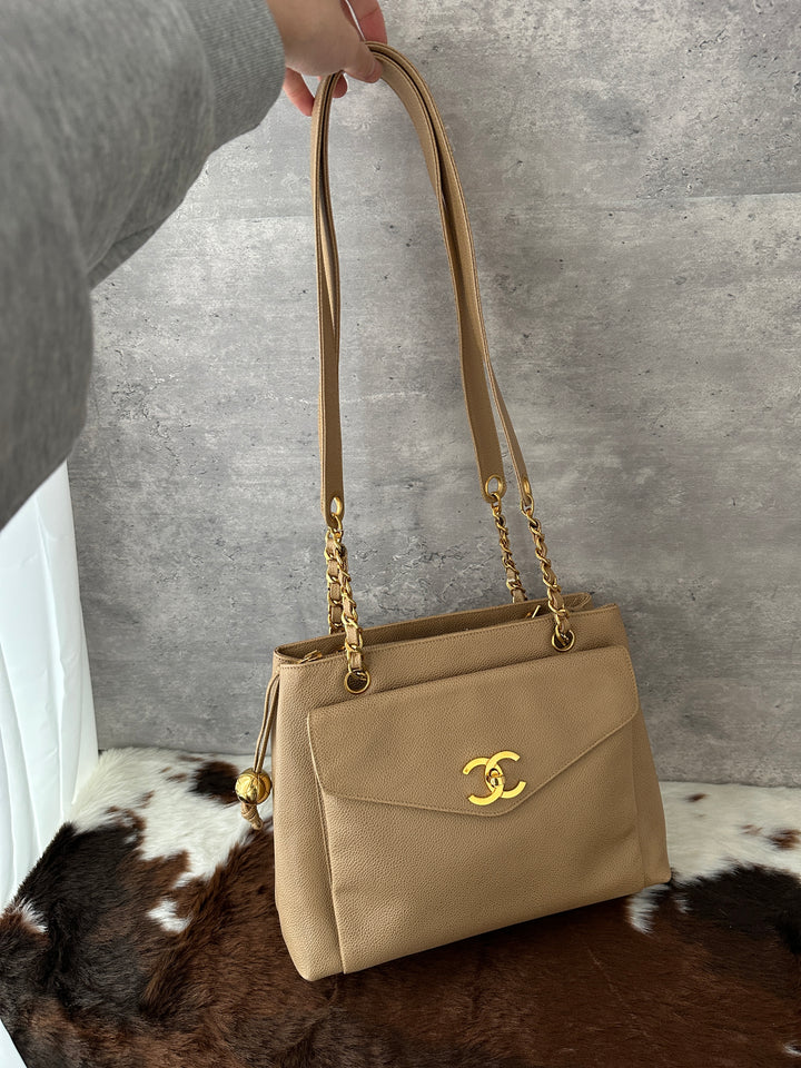 Chanel “Milk Tea Lizard-Grain Shoulder Bag with Gold Ball Charm” ✨🤎 | Cozy Autumn Tone & Ultra-Durable Caviar Leather