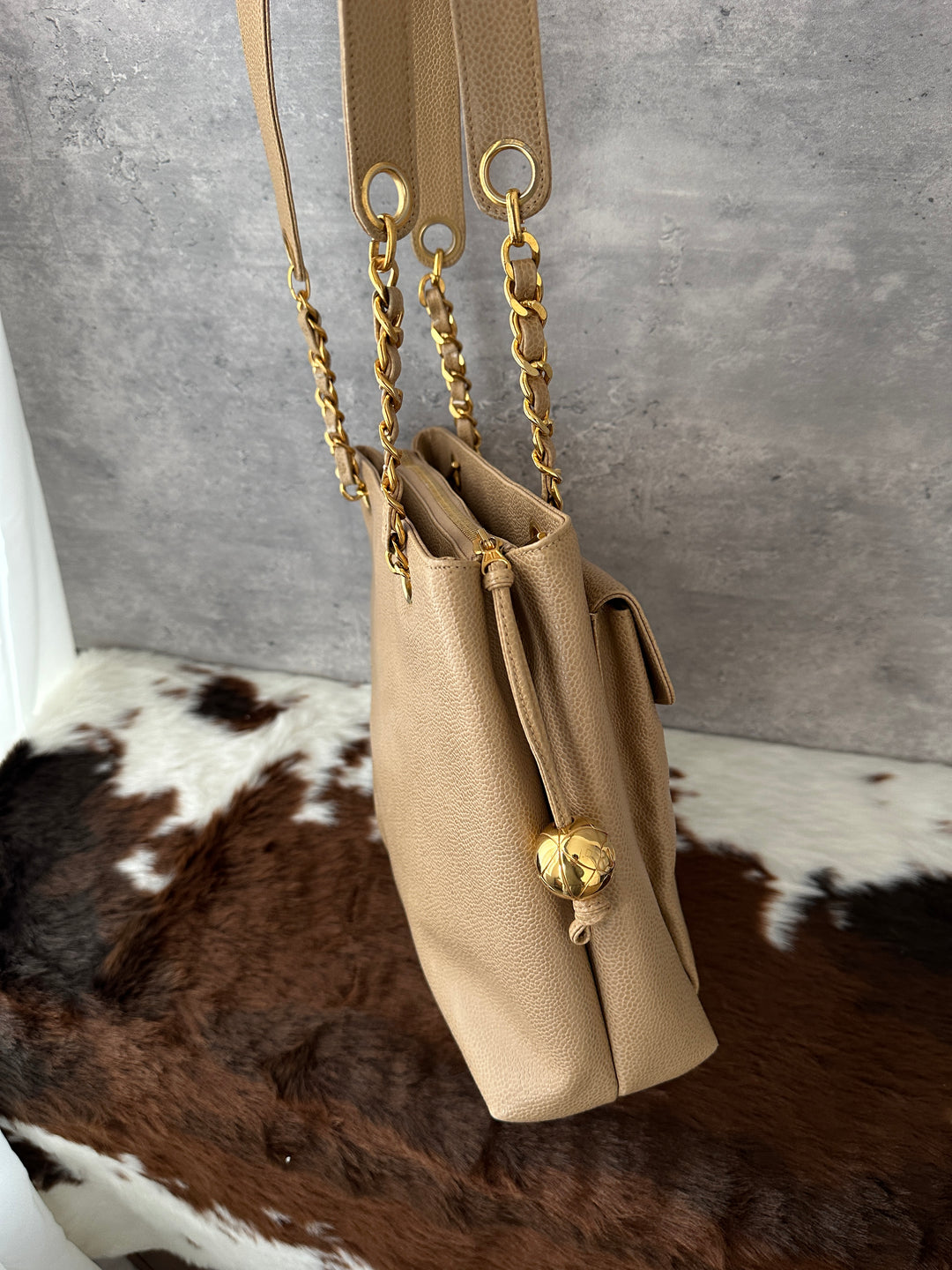 Chanel “Milk Tea Lizard-Grain Shoulder Bag with Gold Ball Charm” ✨🤎 | Cozy Autumn Tone & Ultra-Durable Caviar Leather