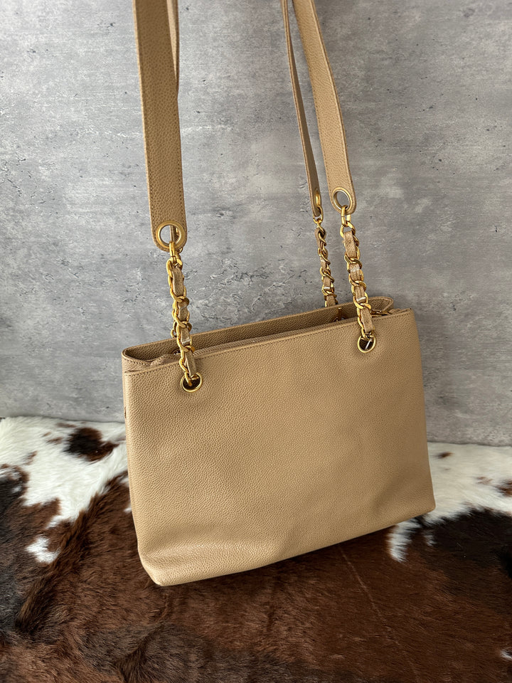 Chanel “Milk Tea Lizard-Grain Shoulder Bag with Gold Ball Charm” ✨🤎 | Cozy Autumn Tone & Ultra-Durable Caviar Leather