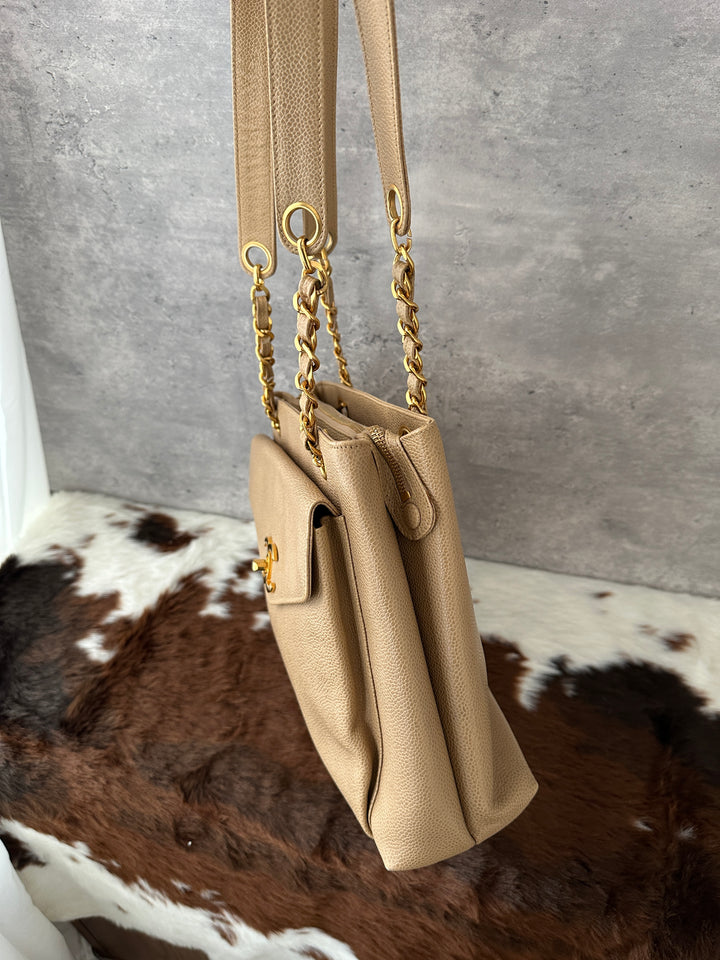 Chanel “Milk Tea Lizard-Grain Shoulder Bag with Gold Ball Charm” ✨🤎 | Cozy Autumn Tone & Ultra-Durable Caviar Leather