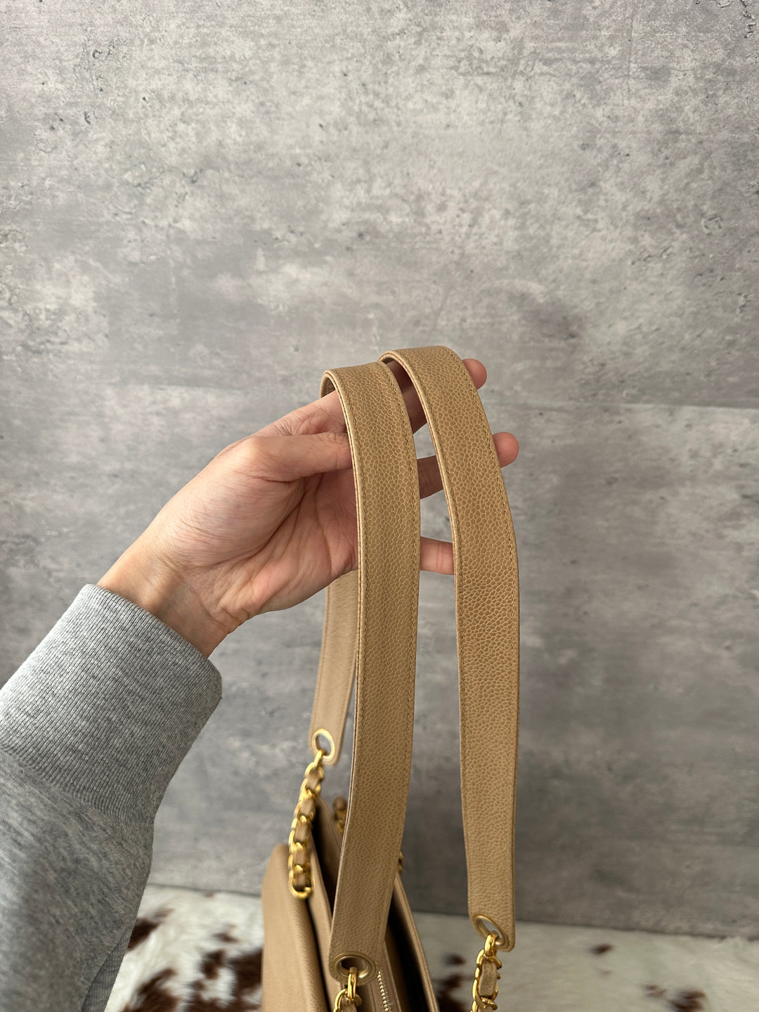 Chanel “Milk Tea Lizard-Grain Shoulder Bag with Gold Ball Charm” ✨🤎 | Cozy Autumn Tone & Ultra-Durable Caviar Leather