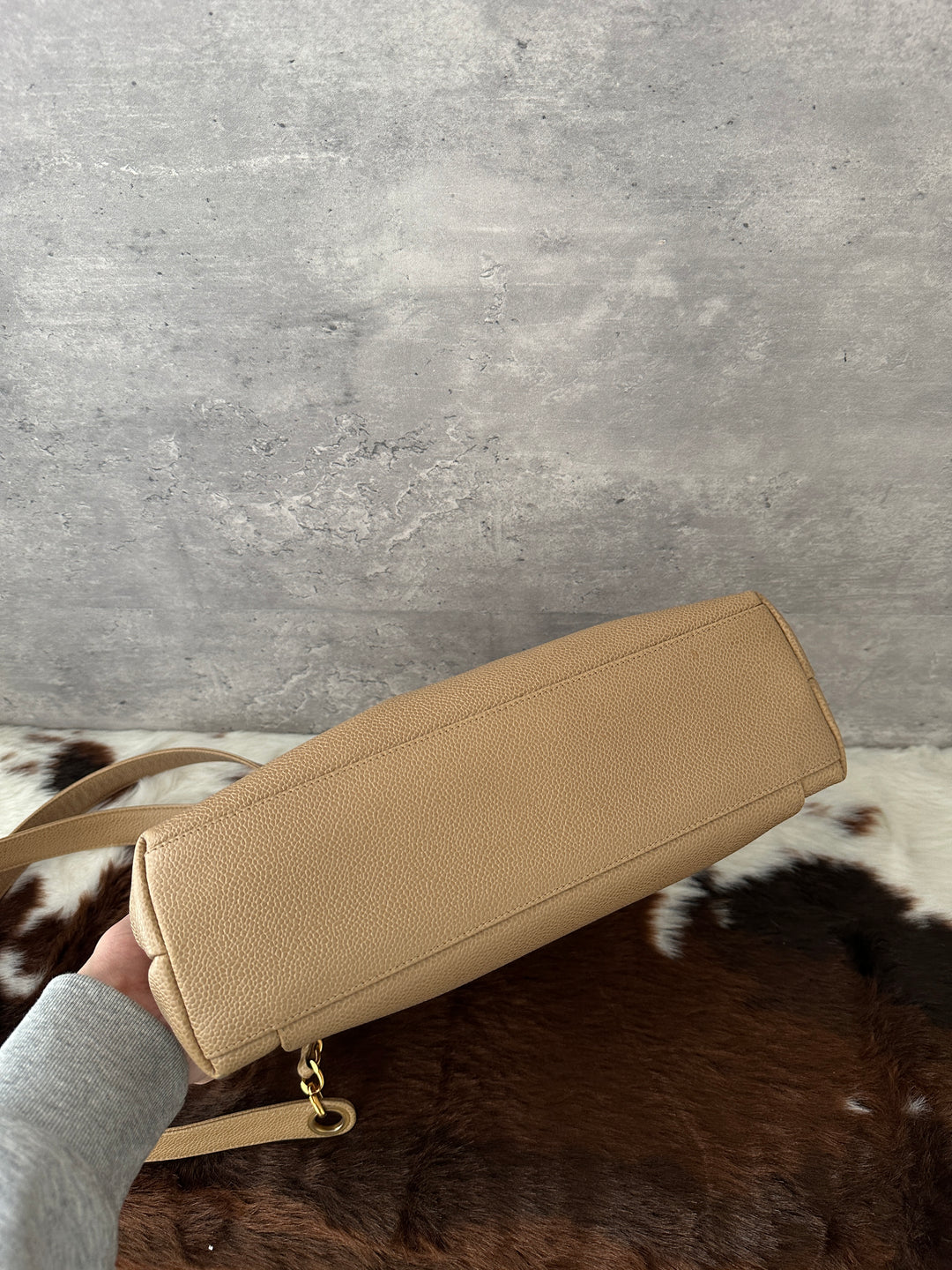 Chanel “Milk Tea Lizard-Grain Shoulder Bag with Gold Ball Charm” ✨🤎 | Cozy Autumn Tone & Ultra-Durable Caviar Leather