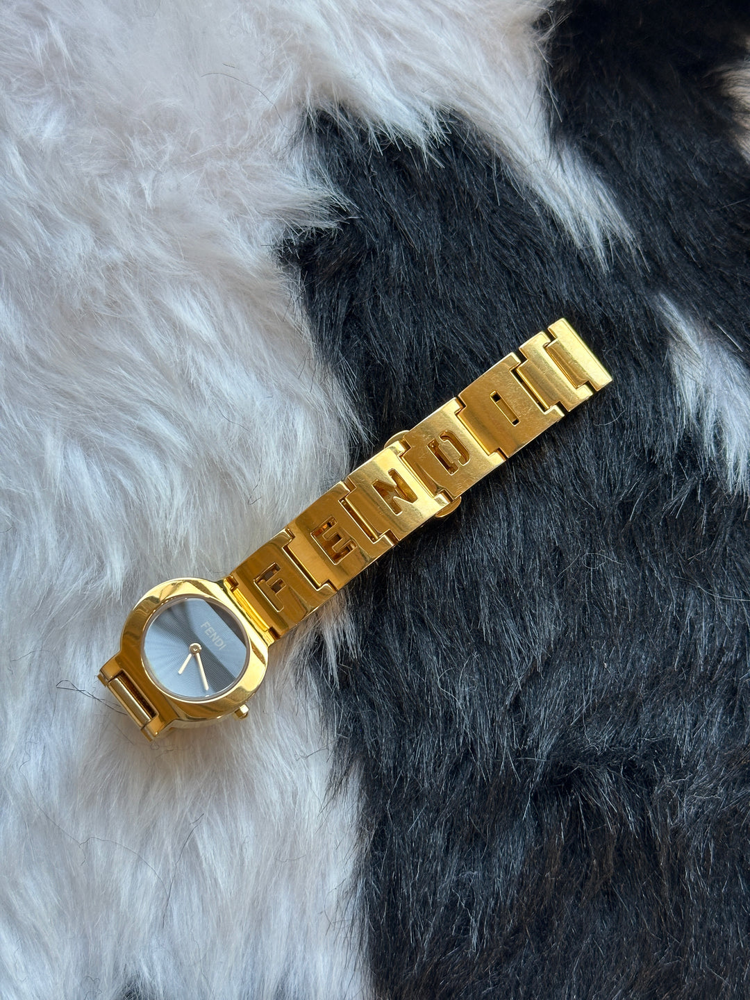 FENDI Logo Bracelet Watch ✨｜Sunray Dial × Openwork Letter Bracelet × Full Gold-Tone Design