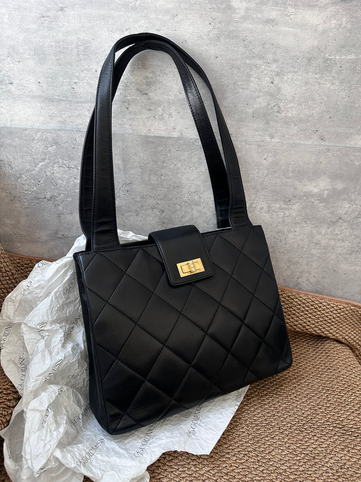 CHANEL Quilted 2.55 Gold-Turnlock Shoulder Bag 🖤｜Vintage Classic with Spacious Elegance