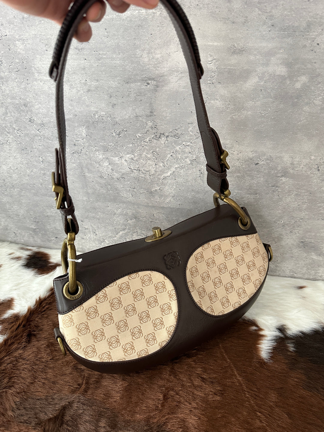 Loewe “Vintage UFO Monogram Shoulder Bag” ✨🛸 | Ultra-Rare Collectors’ Piece with Turn-Lock Closure