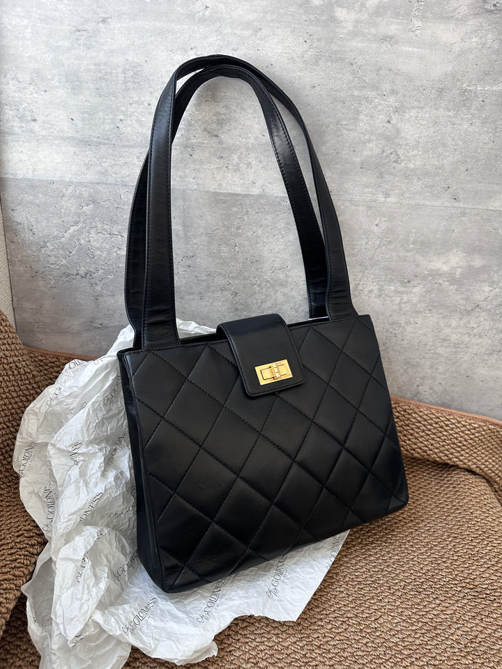 CHANEL Quilted 2.55 Gold-Turnlock Shoulder Bag 🖤｜Vintage Classic with Spacious Elegance