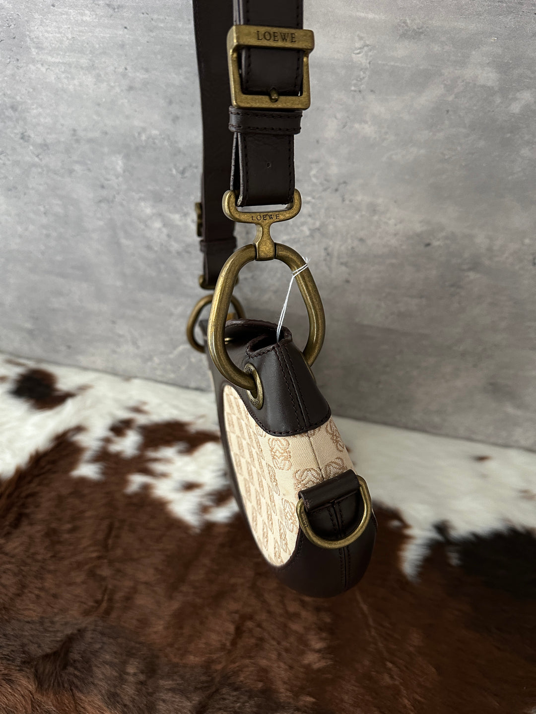 Loewe “Vintage UFO Monogram Shoulder Bag” ✨🛸 | Ultra-Rare Collectors’ Piece with Turn-Lock Closure