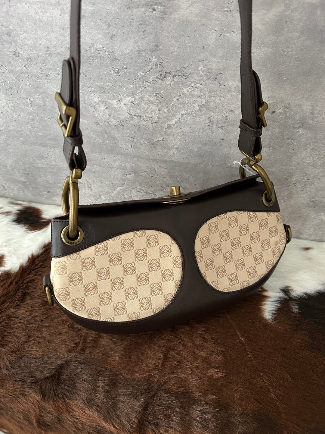 Loewe “Vintage UFO Monogram Shoulder Bag” ✨🛸 | Ultra-Rare Collectors’ Piece with Turn-Lock Closure