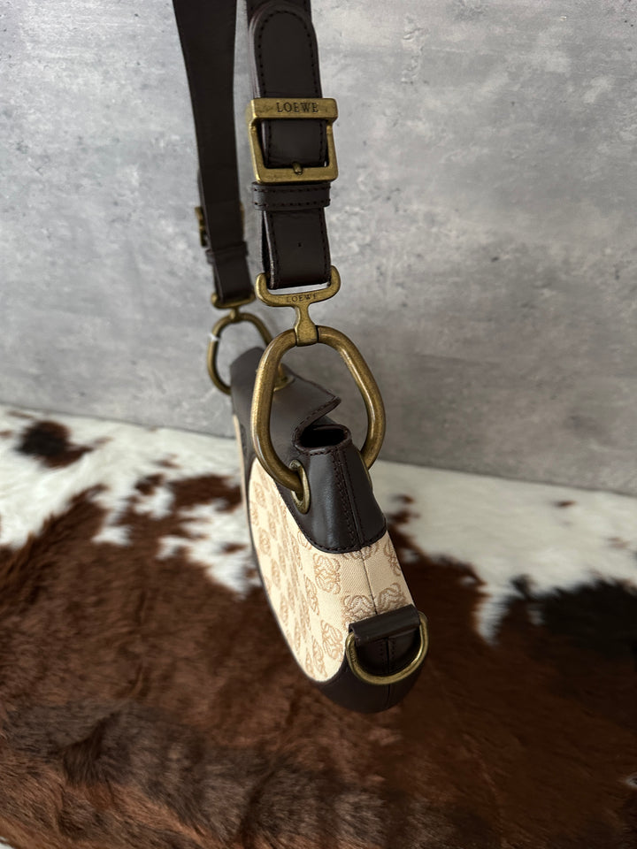 Loewe “Vintage UFO Monogram Shoulder Bag” ✨🛸 | Ultra-Rare Collectors’ Piece with Turn-Lock Closure