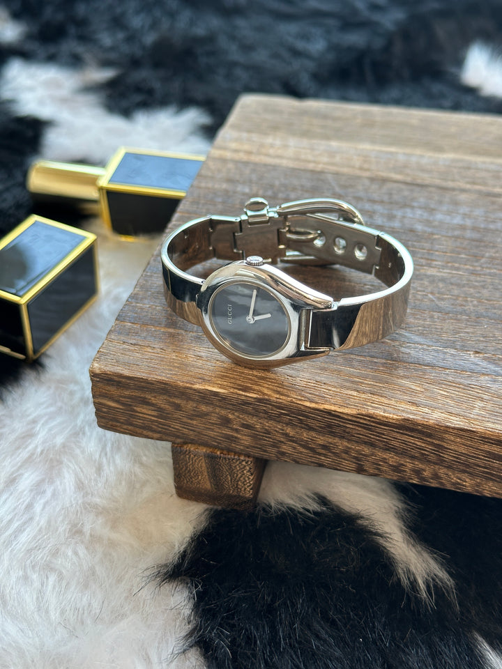 GUCCI 6700L Sculptural Bangle Watch 🖤｜Minimal Black Dial × Sculptural Silver Bracelet × Rare Buckle-Inspired Design