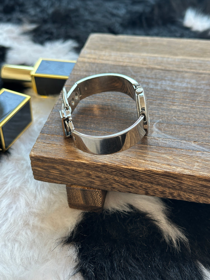 GUCCI 6700L Sculptural Bangle Watch 🖤｜Minimal Black Dial × Sculptural Silver Bracelet × Rare Buckle-Inspired Design