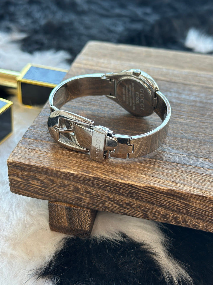GUCCI 6700L Sculptural Bangle Watch 🖤｜Minimal Black Dial × Sculptural Silver Bracelet × Rare Buckle-Inspired Design