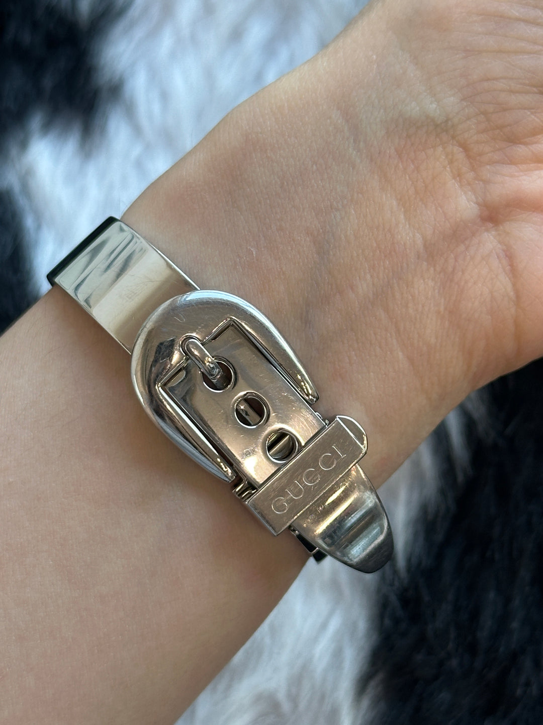 GUCCI 6700L Sculptural Bangle Watch 🖤｜Minimal Black Dial × Sculptural Silver Bracelet × Rare Buckle-Inspired Design