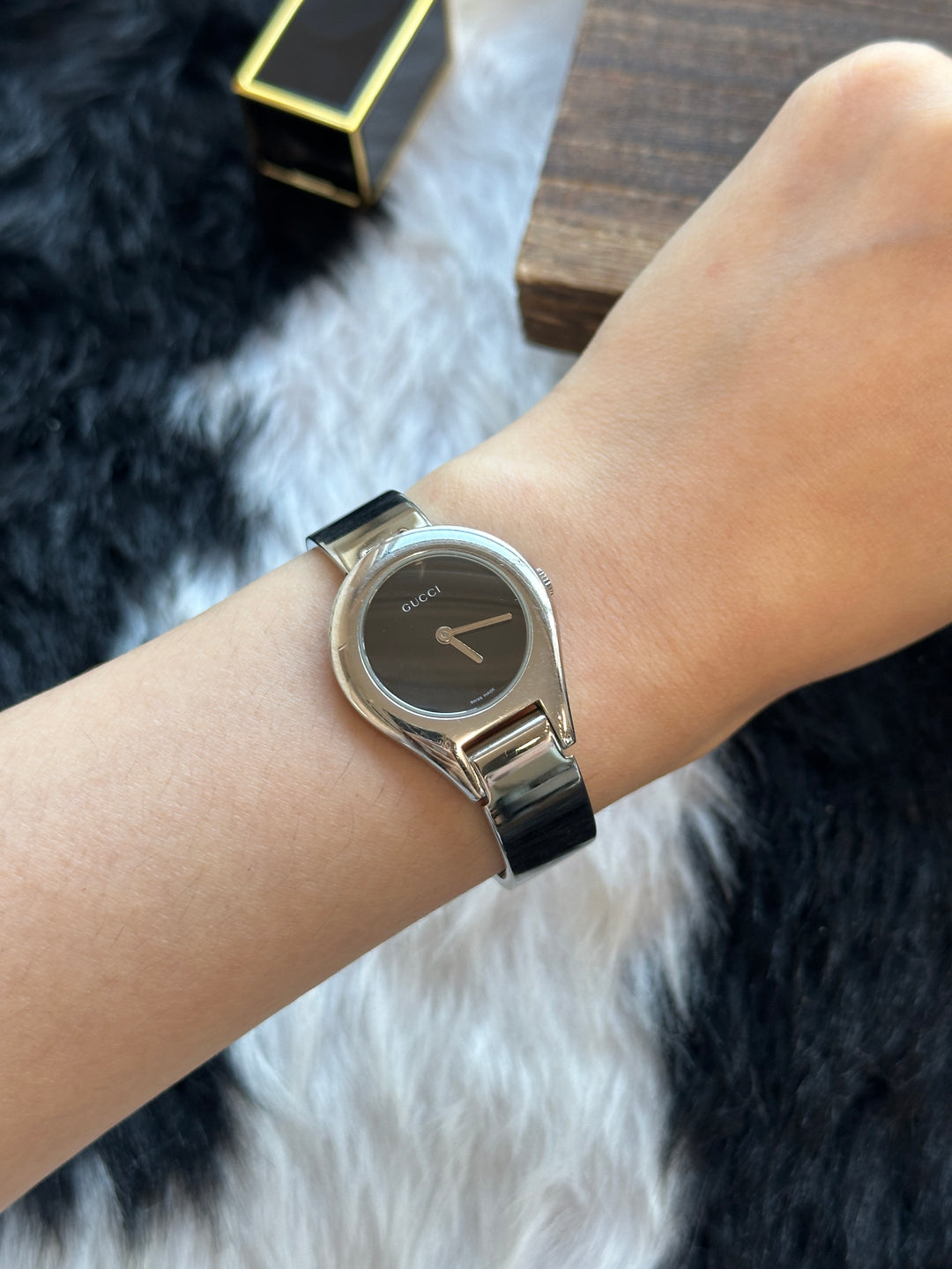GUCCI 6700L Sculptural Bangle Watch 🖤｜Minimal Black Dial × Sculptural Silver Bracelet × Rare Buckle-Inspired Design